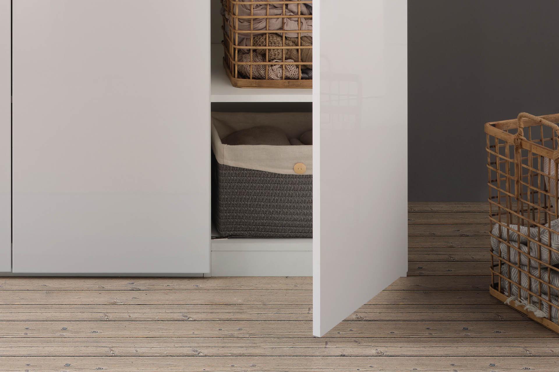 weißer Kleiderschrank Detail offene Tür