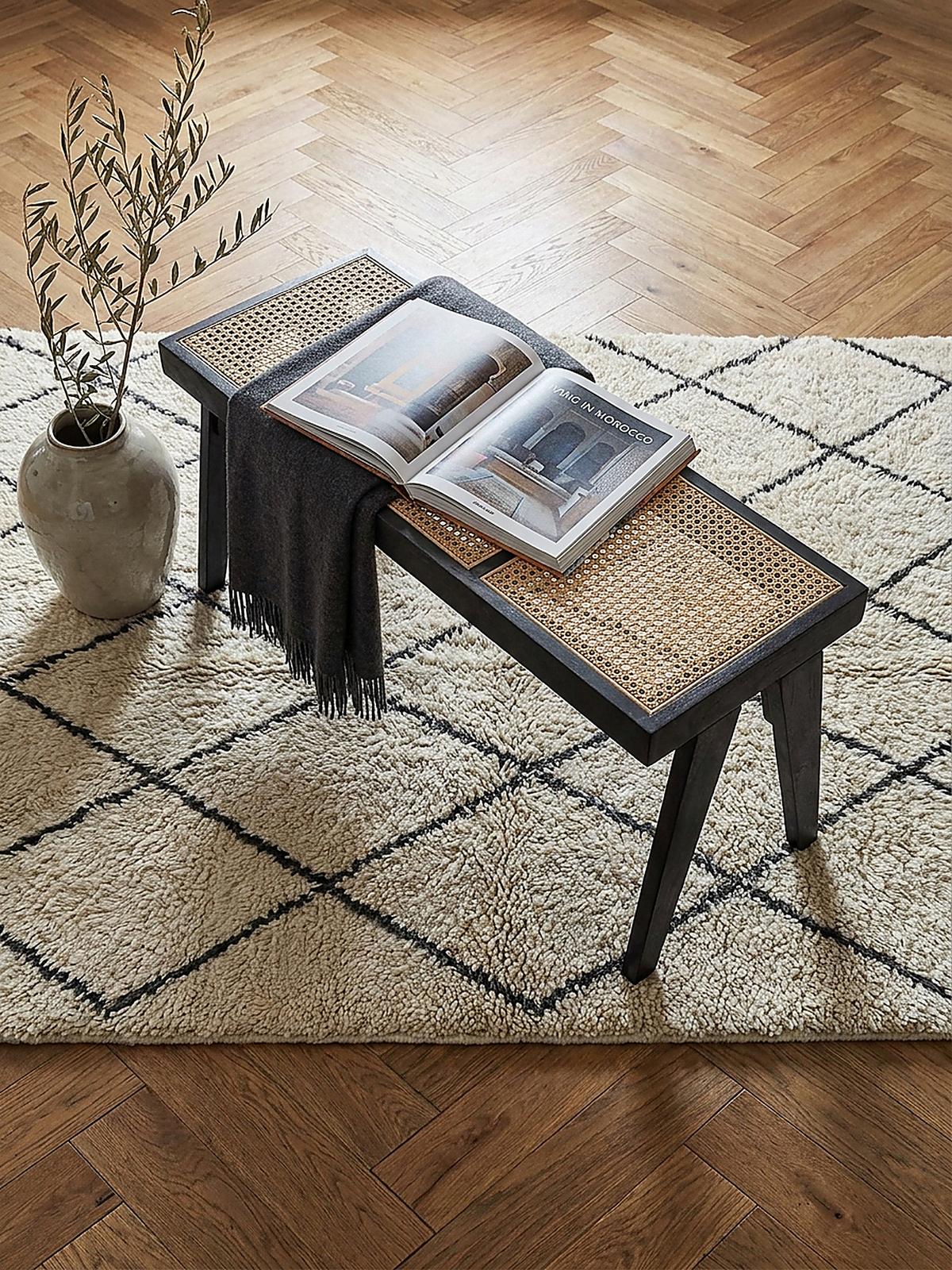 SITZBANK SILVES, Rattan, Schwarz-Natur, 120 x 38 x 48 cm - Beige/Schwarz, Akazienholz/Naturmaterialien (120/48/38cm) - KADIMA DESIGN