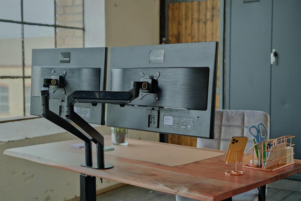 SCHREIBTISCH MIT MONITORHALTERUNG LORA elektrisch höhenverstellbar Nussbaum Dekor Akazie - Nussbaumfarben/Schwarz, Holz (90/180/72cm) - KAWOLA