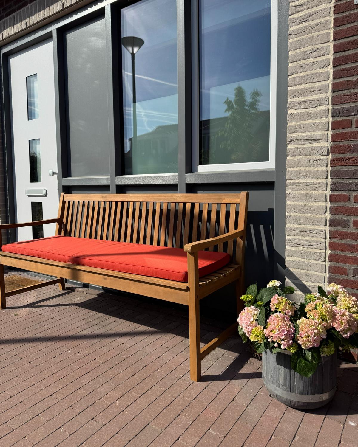 GARTENBANK 3-Sitzer Heller Holzfarbton Vivara - Hellbraun/Rot, Holz (180/88/56cm) - Beliani