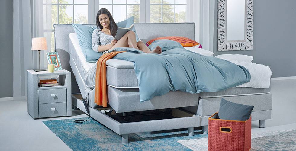 Zusatzfunktionen: Hellblaues Boxspringbett 180x200 cm, mit Elektrobox und Komfortschaum-Topper, bei mömax