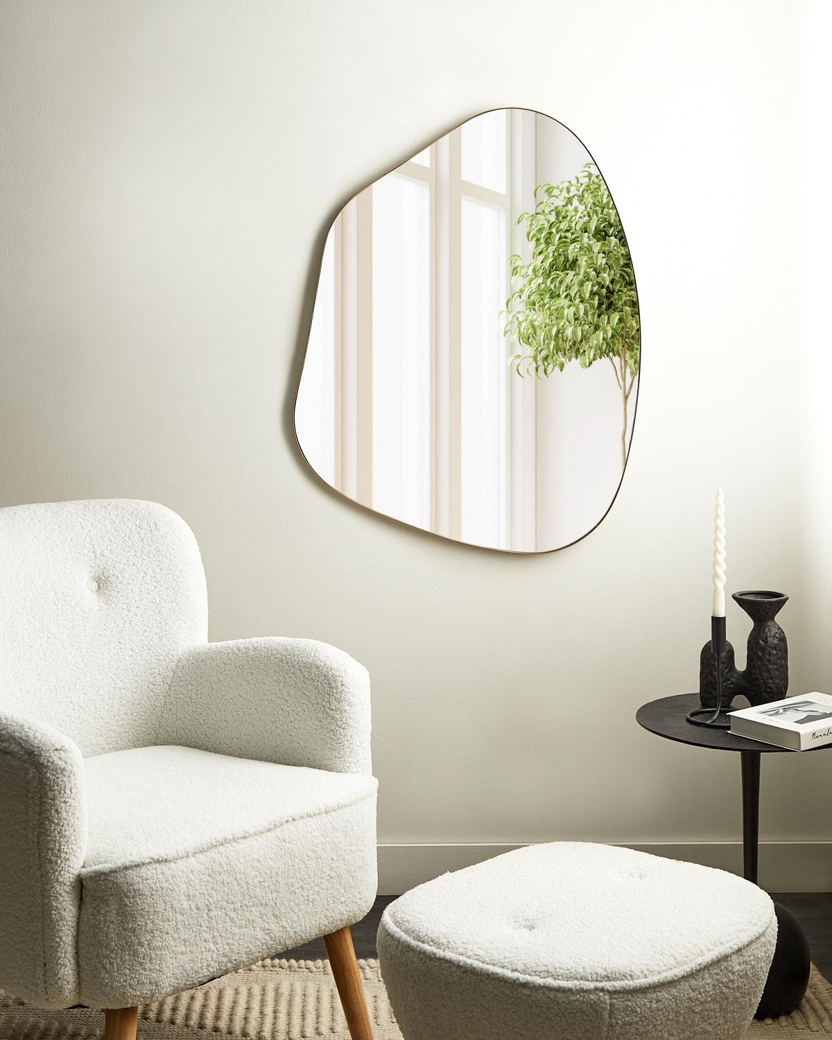 WANDSPIEGEL Metall gold asymmetrisch 70/92 cm Puteaux - Goldfarben, Metall (70/92/3cm) - Beliani