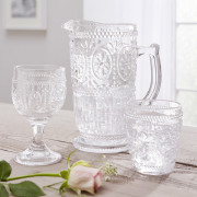 Glaskaraffe mit Glas und Weinkelch