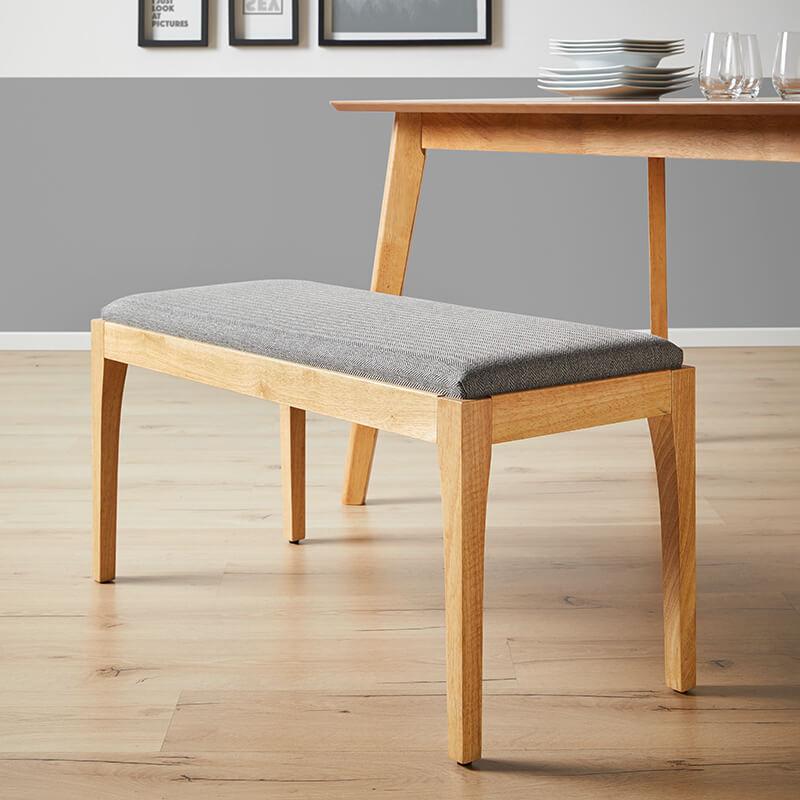 Oblazinjena jedilna klop iz lesa