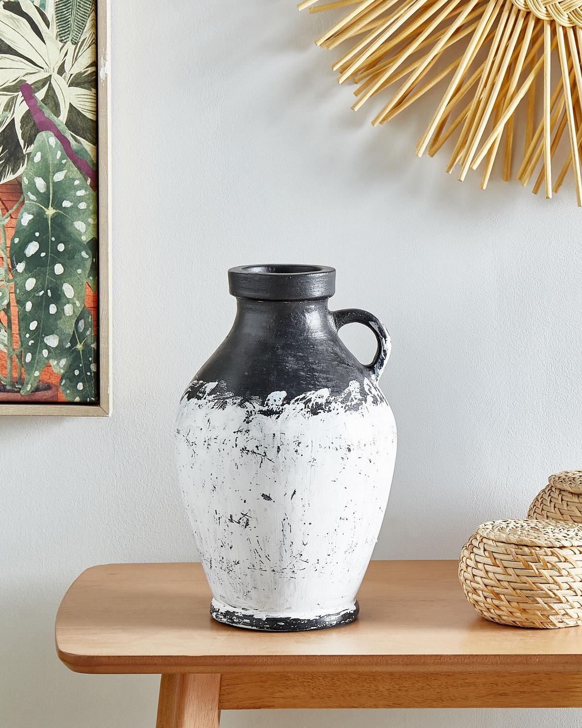 DEKOVASE Terrakotta schwarz Massalia - Schwarz, Stein (33cm) - Beliani