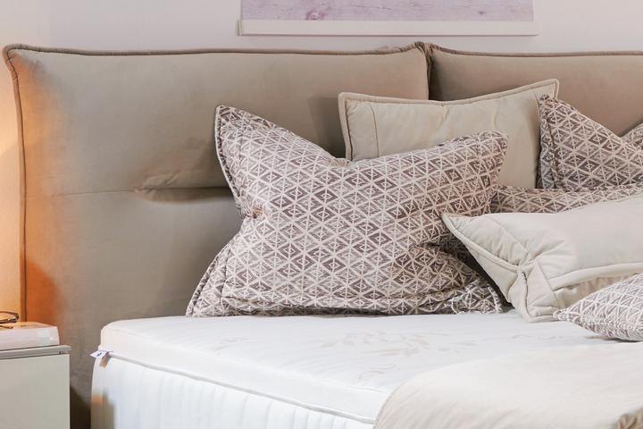 Boxspringbett beige gepolstertes Kopfteil Ziernaht