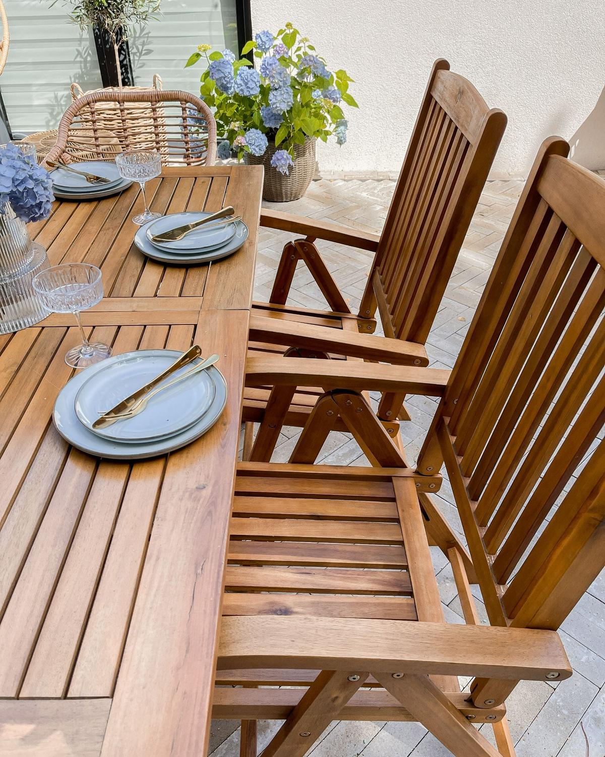 GARTENSTUHL 2er-Set Akazienholz hellbraun Auflagen brau Java - Hellbraun/Blau, Holz (54/105/69cm) - Beliani