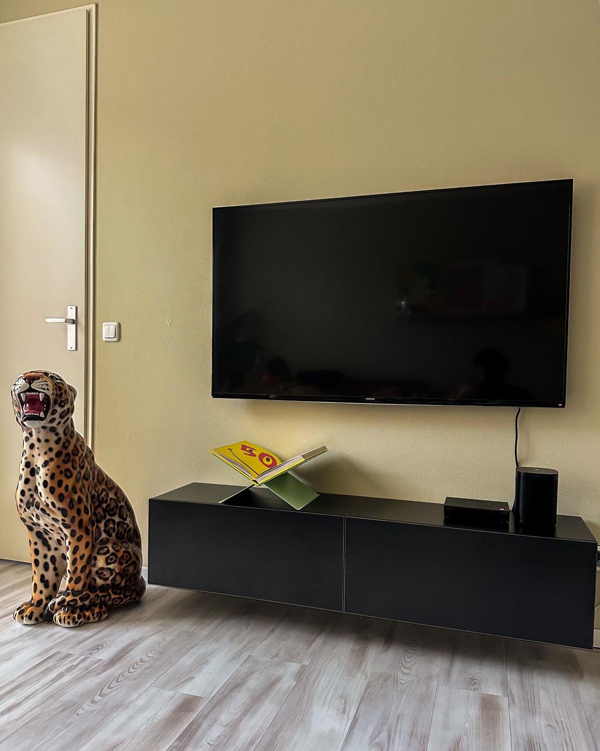 WANDMONTIERTER-TV-SCHRANK Schwarz Gladstone - Schwarz, Holzwerkstoff (140/30/32cm) - Beliani