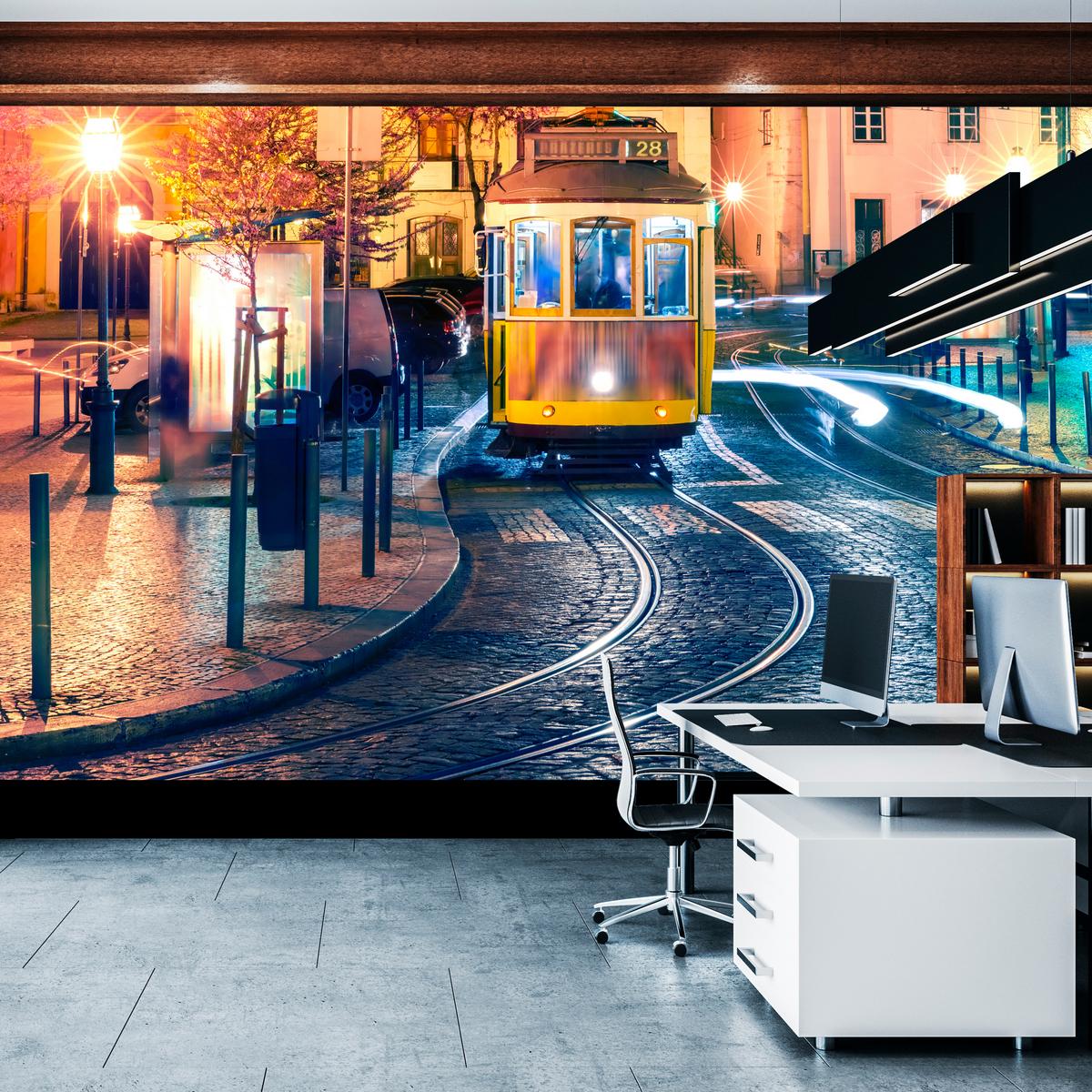FOTOTAPETE für Wohnzimmer Lissabon Straßenbahn Nacht Altstadt 100x70 - Gelb/Beige, Papier (100/70cm) - Muralo