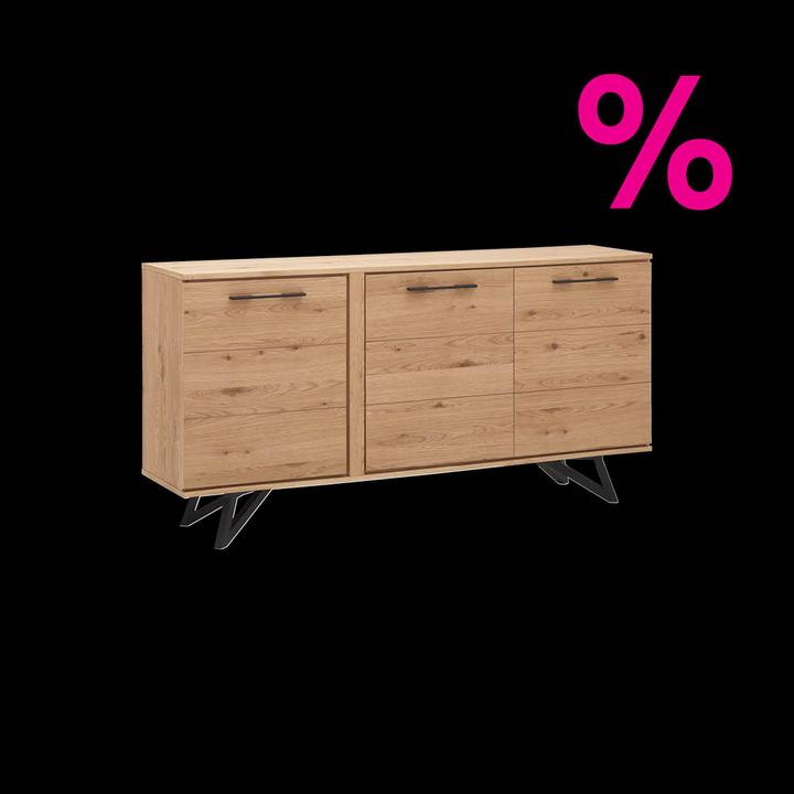 Holzfarbenes Sideboard mit schwarzen Metallfüßen, schwarzer Hintergrund