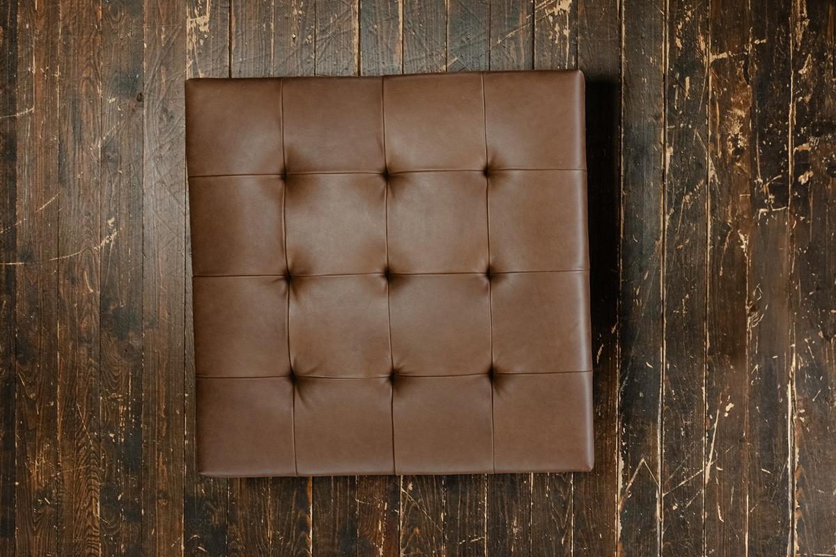 HOCKER WIOLO Dunkelbraun Leder - Dunkelbraun/Silberfarben, Leder/Metall (110/42/110cm) - KAWOLA