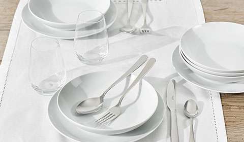 Elegantes Tafelservice als stilvolle Ergänzung für den Esstisch von mömax.