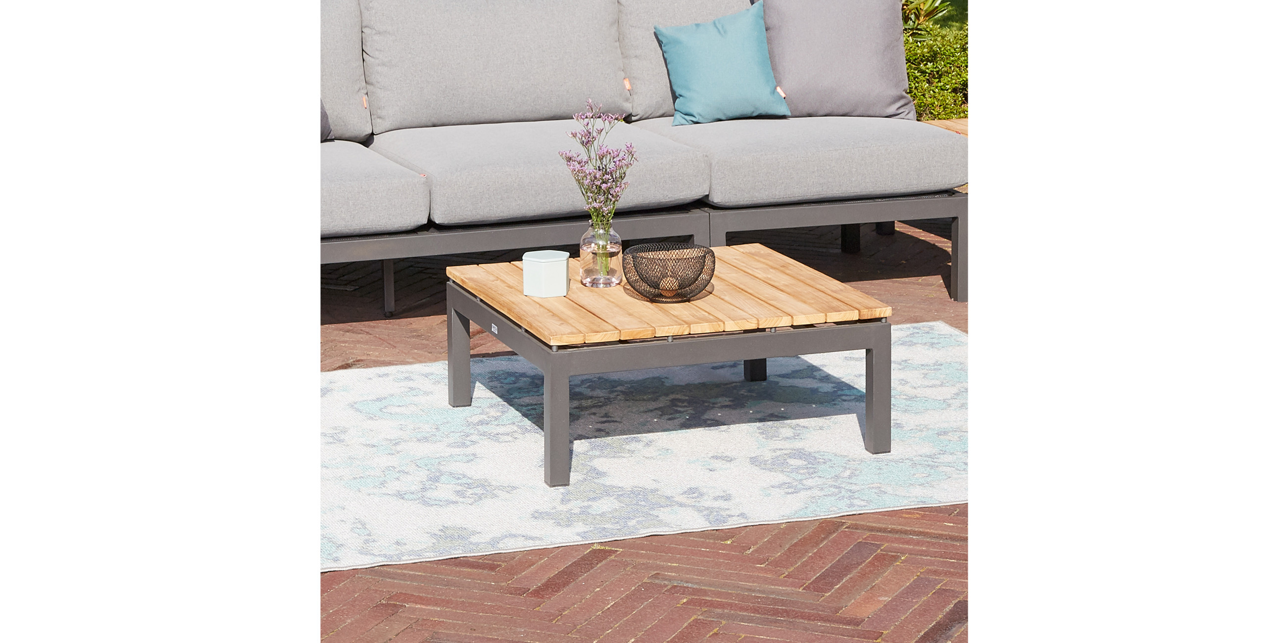 Grauer Loungetisch mit Tischplatte aus Holz