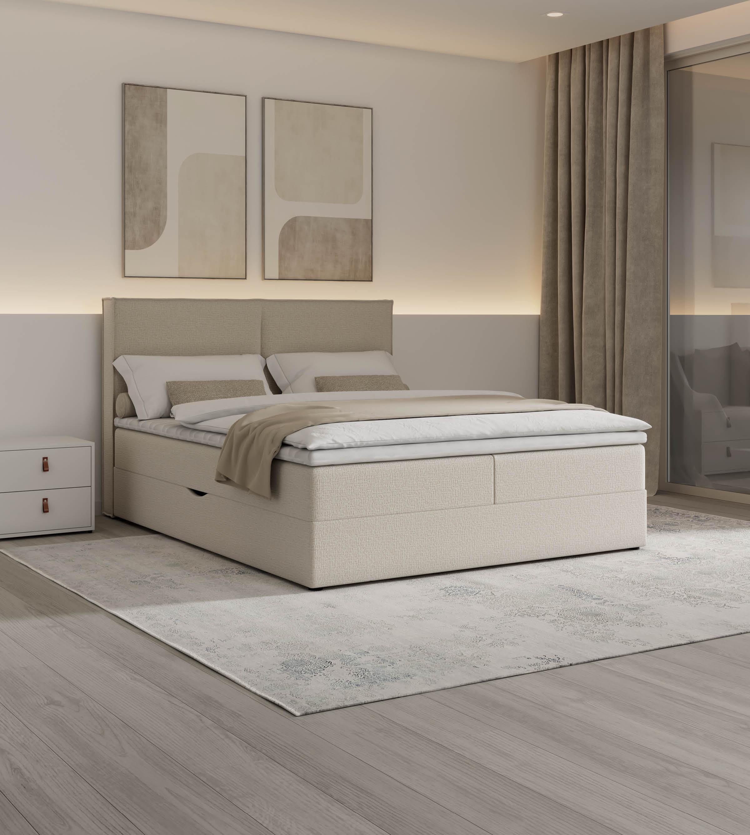 Beiges Polsterbett, darüber zwei abstrakte Bilder, weißes Nachtkästchen