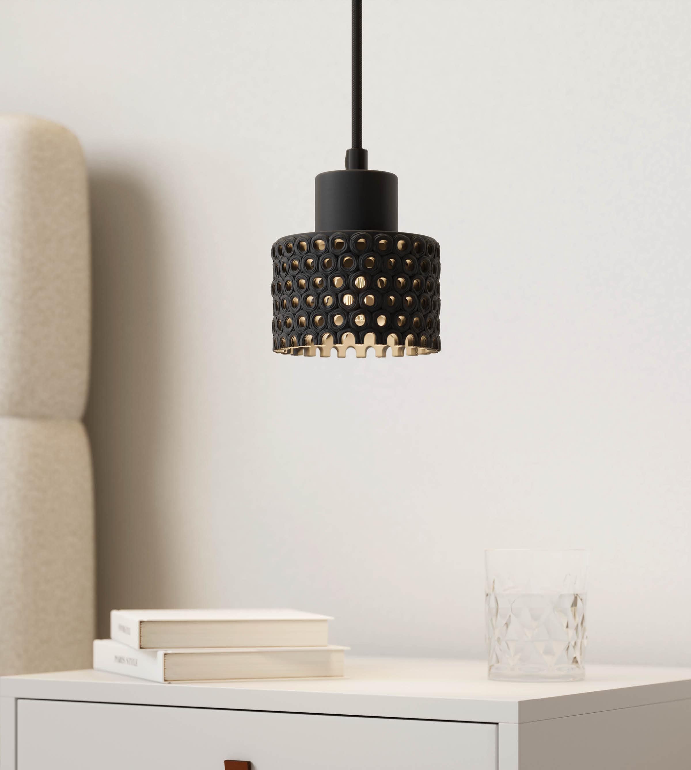 Schwarze Hängeleuchte über weißem Nachttisch