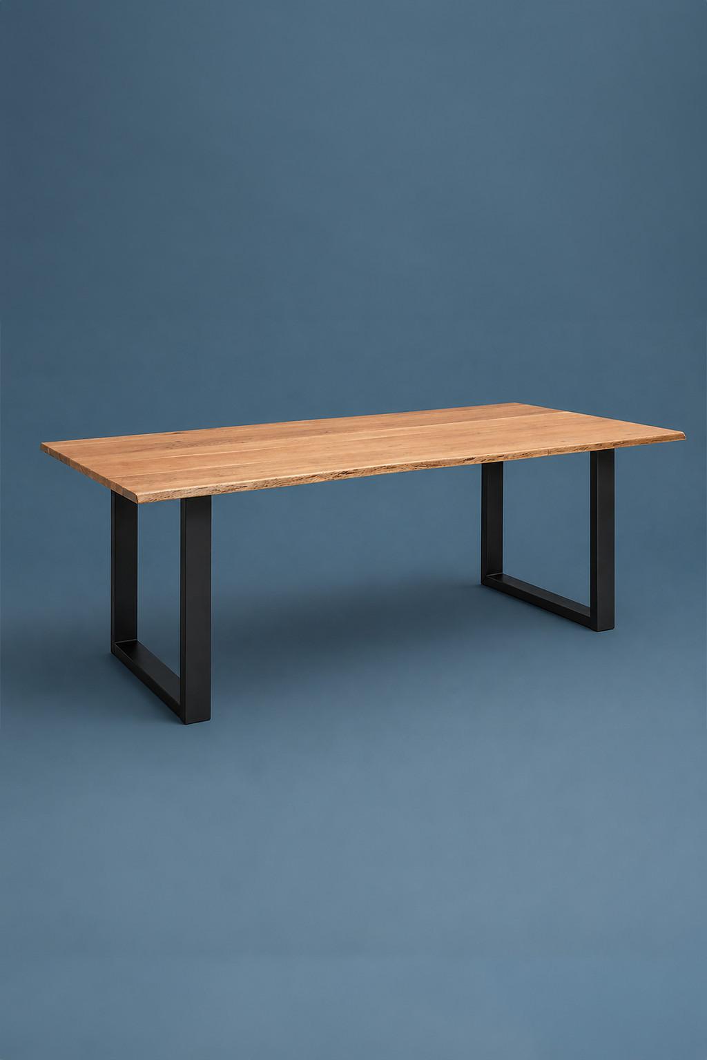 Tisch in einem blauen Raum