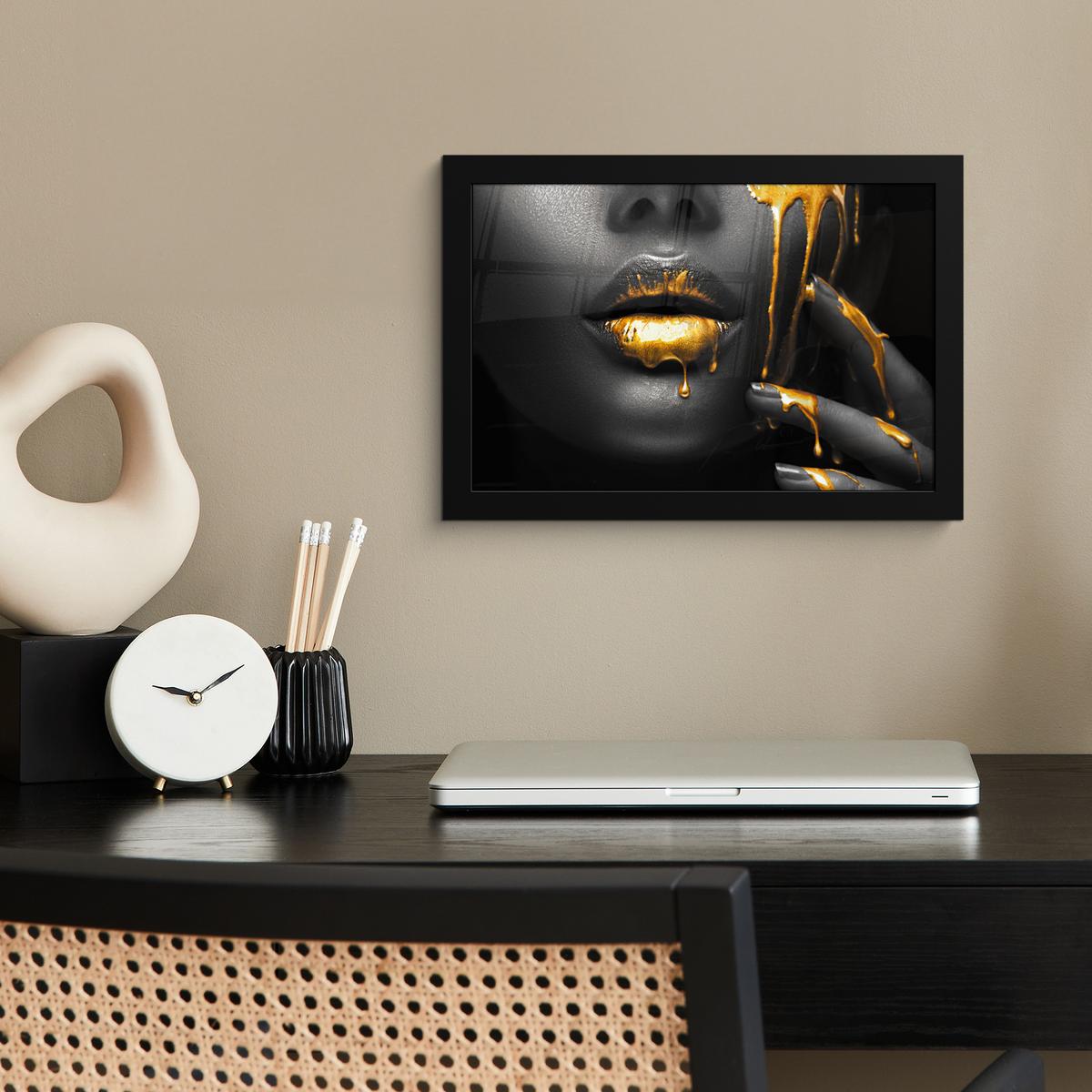POSTER MIT RAHMENGERAHMTES BILD Frau - Schwarz - Gold - Gesicht - Lippen 30x20 cm - Goldfarben, Papier (30/20cm) - MuchoWow
