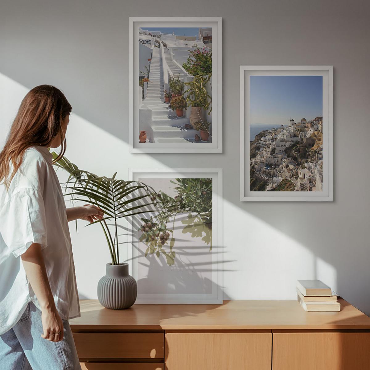 BILDER SET 3er Set - 40x60 cm Weißer Rahmen - Weiße Treppe mit Blick auf Santorini - Weiß, Kunststoff (40/60cm) - TULUP