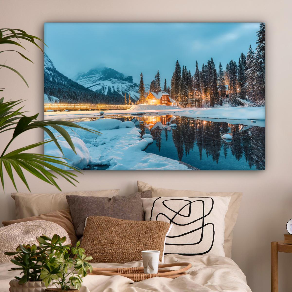 LEINWANDBILD Winterlandschaft - Natur - Haus - Berge - Schnee Groß 140x90 cm - Hellblau, Textil (140/90cm) - MuchoWow