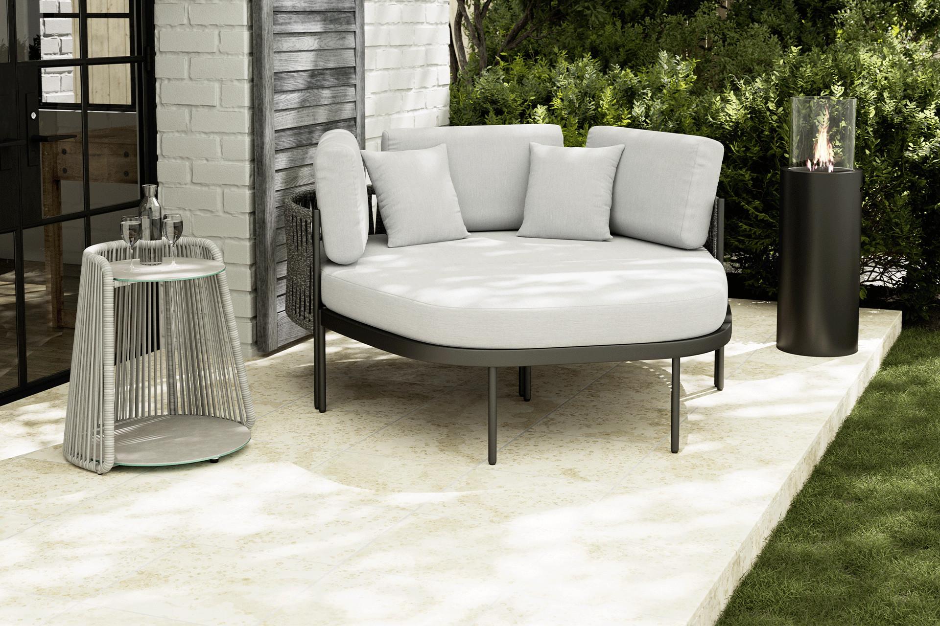 Hellgraue Sonneninsel mit Zierkissen