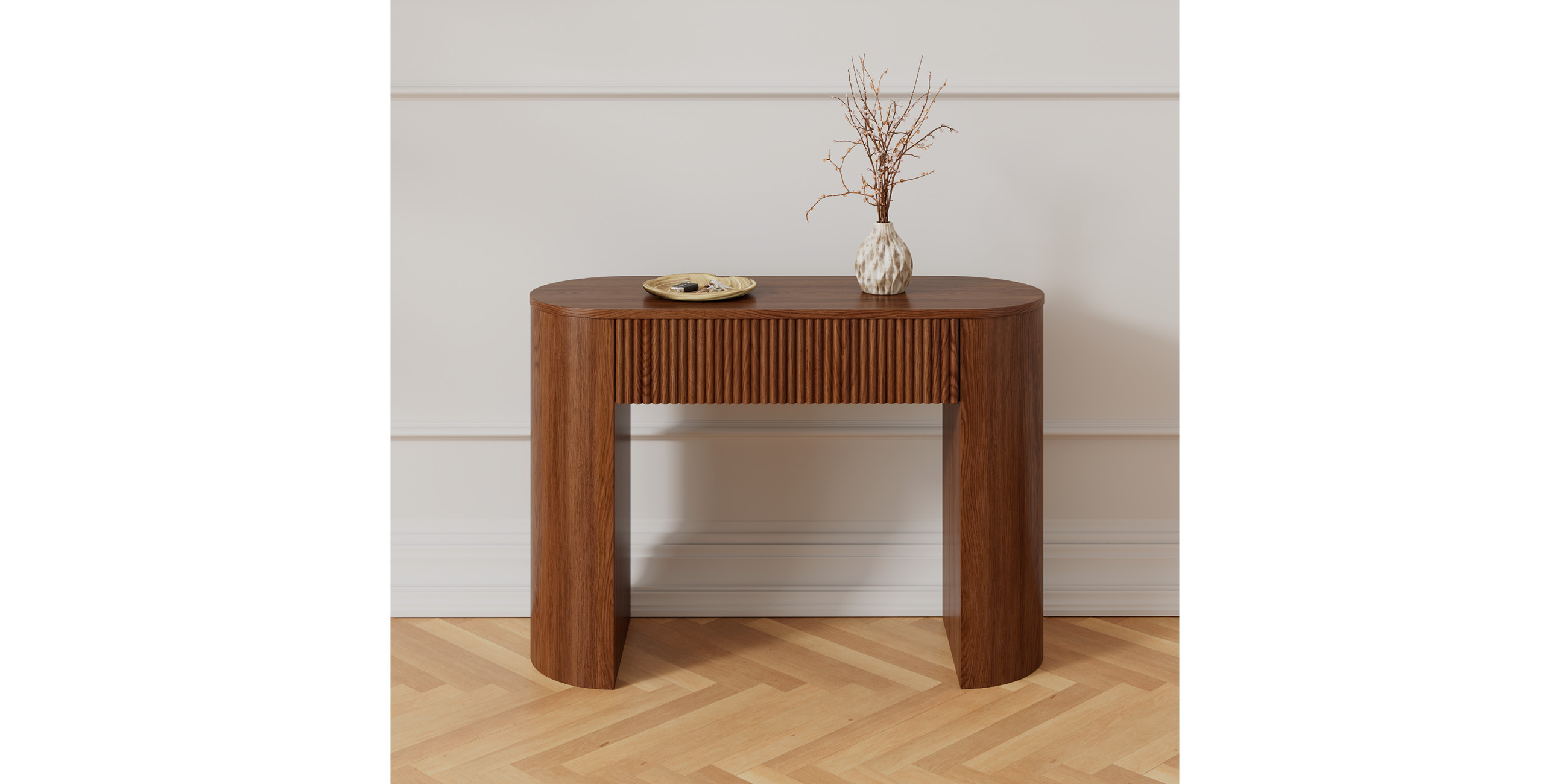 Brauner Konsolentisch vor weißer Wand 