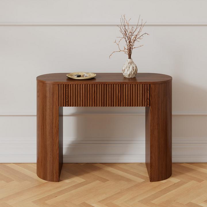 Brauner Konsolentisch vor weißer Wand