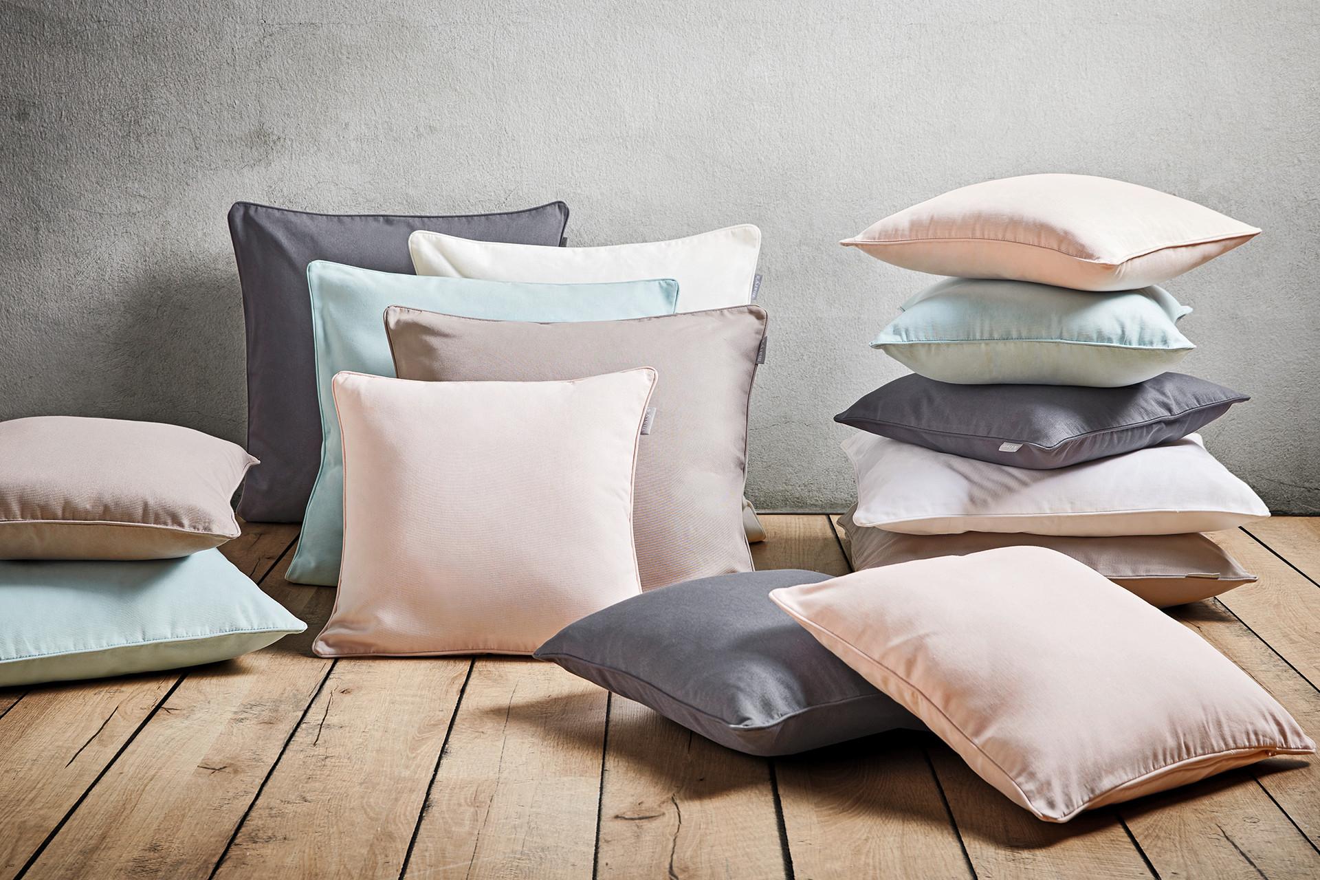 Gemütliche Kuscheldecken und Kissen kaufen bei mömax.