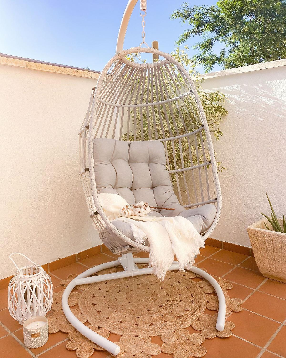 HÄNGESESSEL mit Gestell PE Rattan hellgrau 105 cm Sesia - Hellgrau, Textil (105/198/105cm) - Beliani