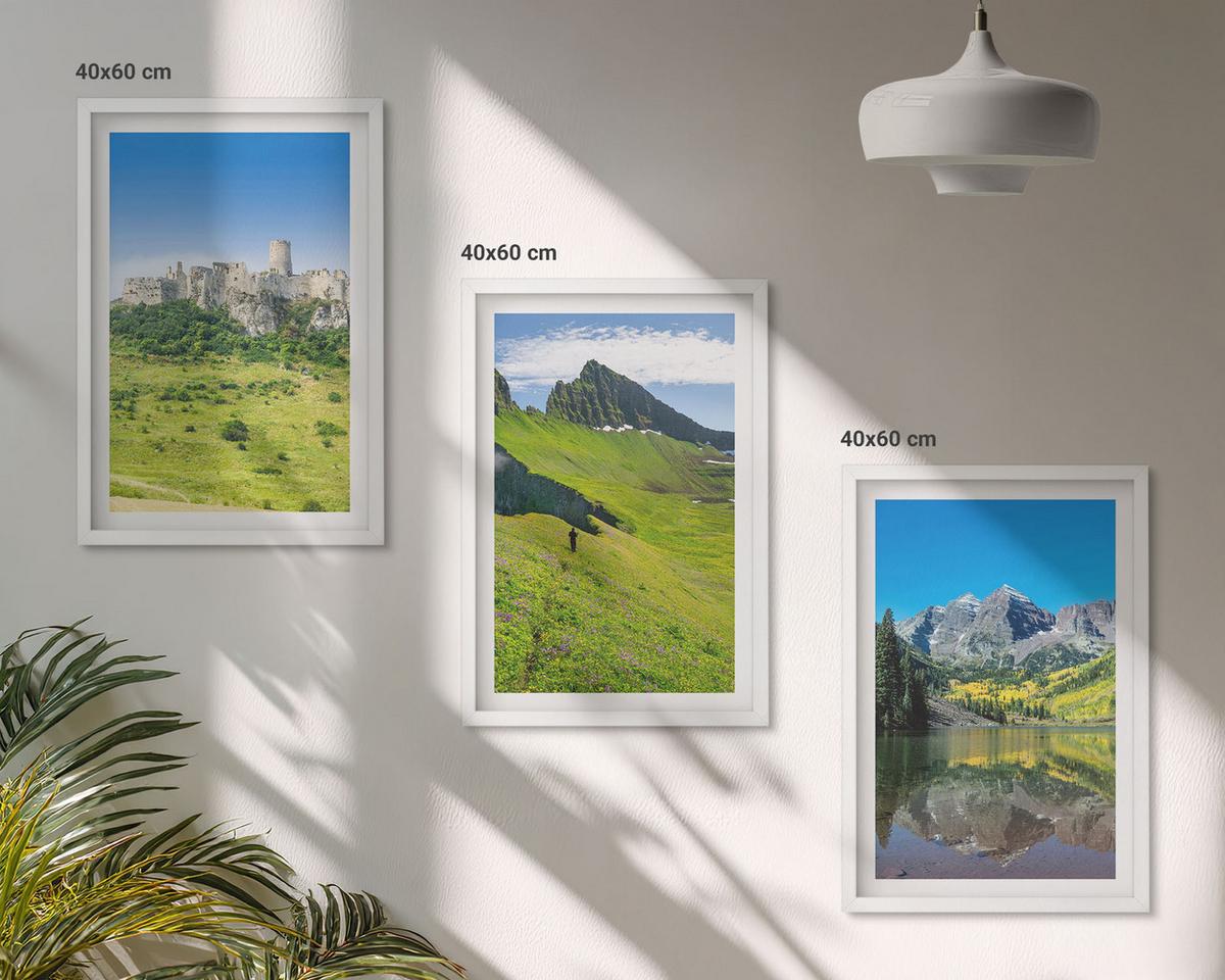 BILDER SET 3er Set - 40x60 cm Weißer Rahmen - Grüne Hügel mit einer Burg - Weiß, Kunststoff (40/60cm) - TULUP