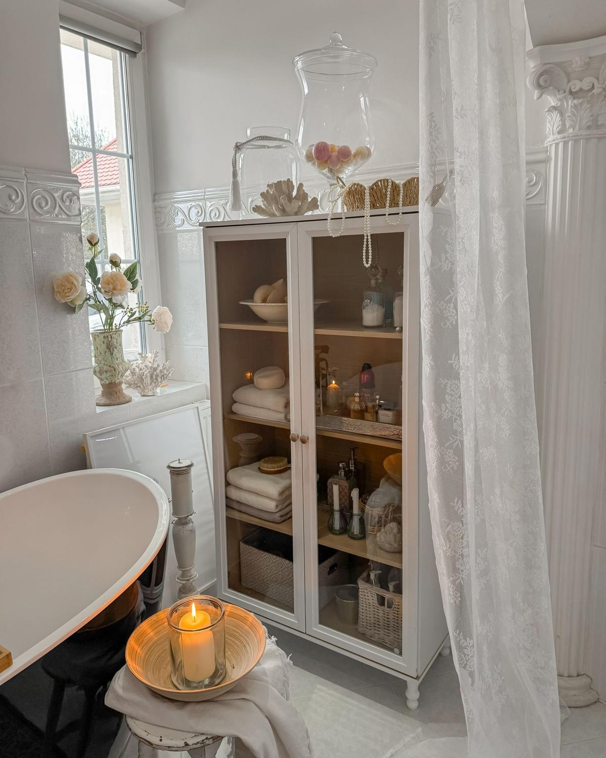VITRINE mit Glastüren 80 cm Weiß Tingledale - Weiß, Holzwerkstoff (80/151/40cm) - Beliani
