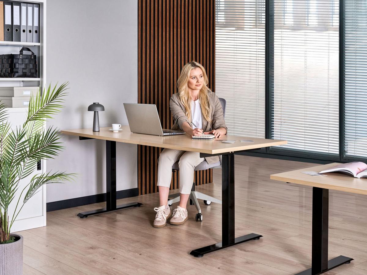 SCHREIBTISCH elektrisch höhenverstellbar 180/72 cm Schwarz/Hellbraun Destines - Hellbraun/Schwarz, Holzwerkstoff/Metall (72/180/63cm) - Beliani