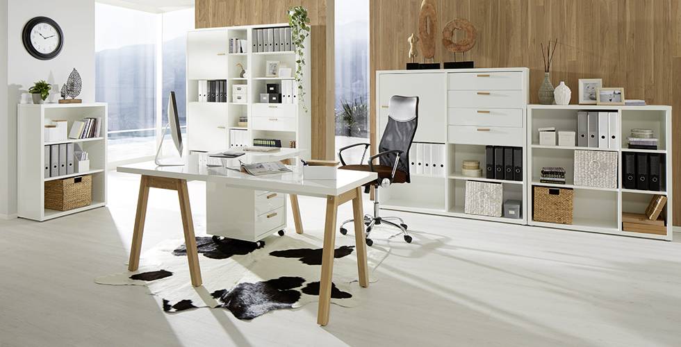 In Weiß und Mittelbraun gehaltenes Arbeitszimmer „Ducato“ mit extra viel Stauraum von mömax.