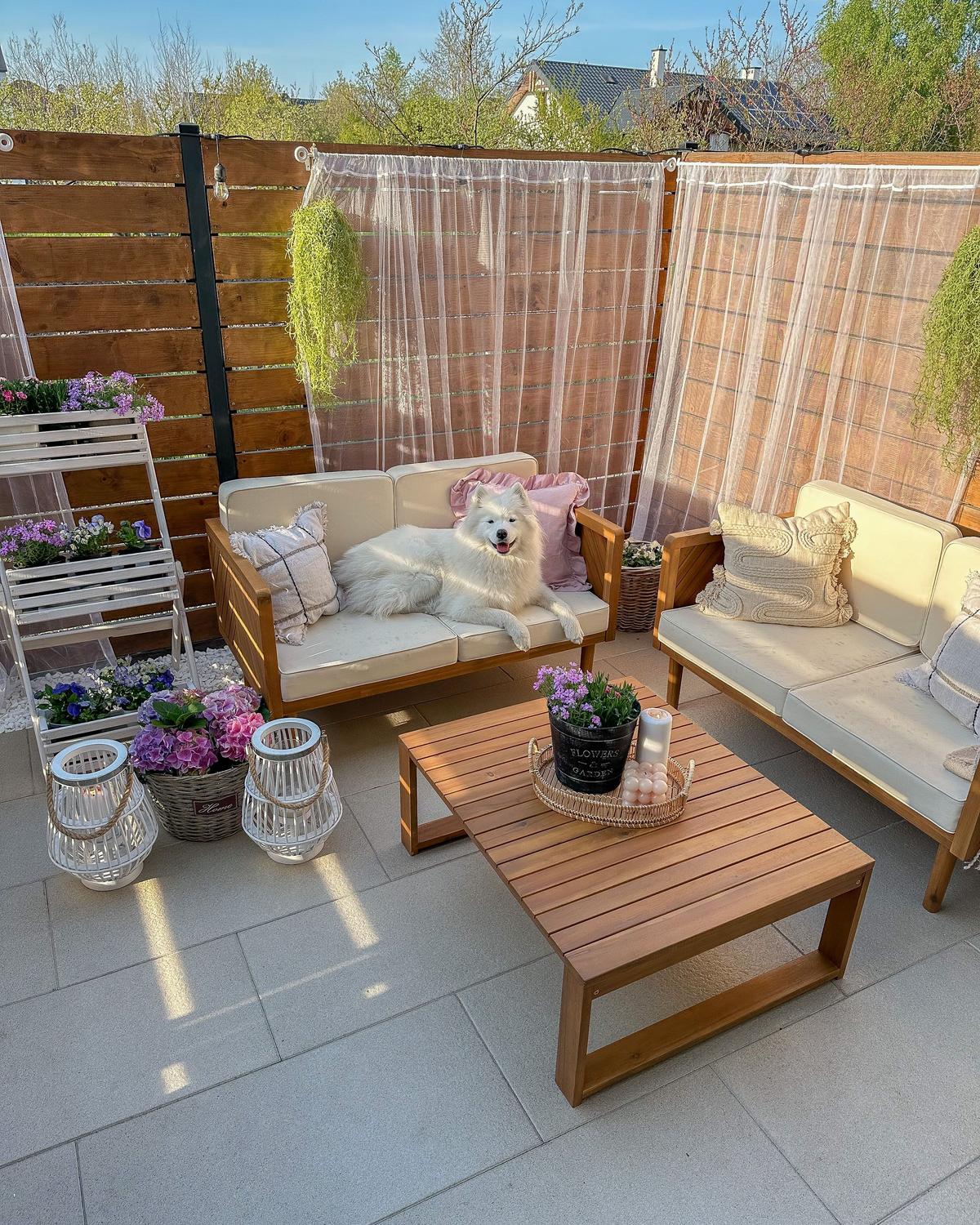 GARTENSOFA 2-Sitzer Akazienholz hellbraun Auflagen creme Baratti - Hellbraun/Weiß, Holz (122/76/65cm) - Beliani