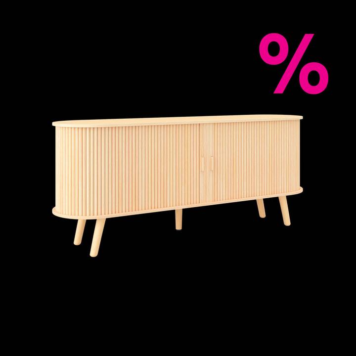 Holzfarbenes Sideboard vor schwarzem Hintergrund