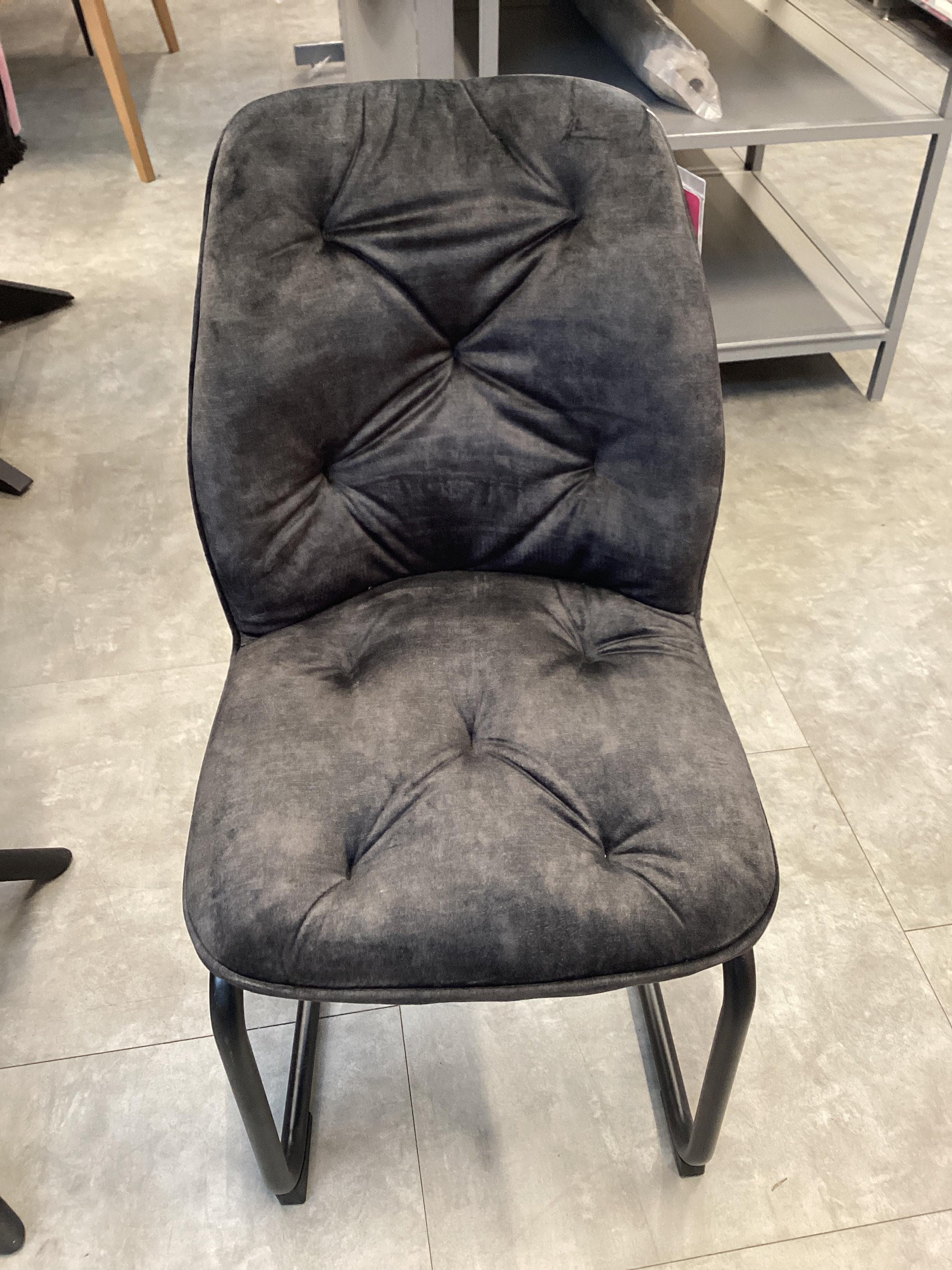 CSEPEL OUTLET SZÁNKÓTALPAS SZEK EILA