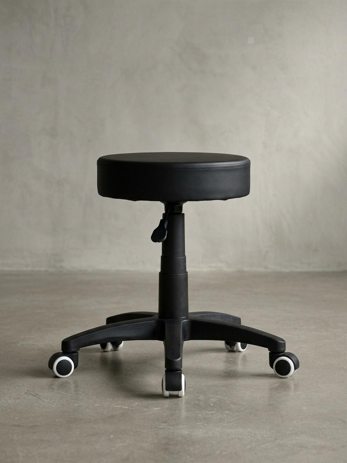 ARBEITSHOCKER Lederoptik 360° drehbar, höhenverstellbar, stabil, Schwarz 50x50x55 cm - Schwarz, Kunststoff/Textil (50/55/50cm) - KADIMA DESIGN