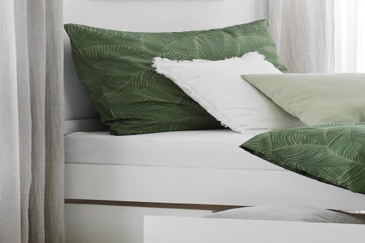 Bett weiß Kopfteil Holz Bettschubladen Regalfächer