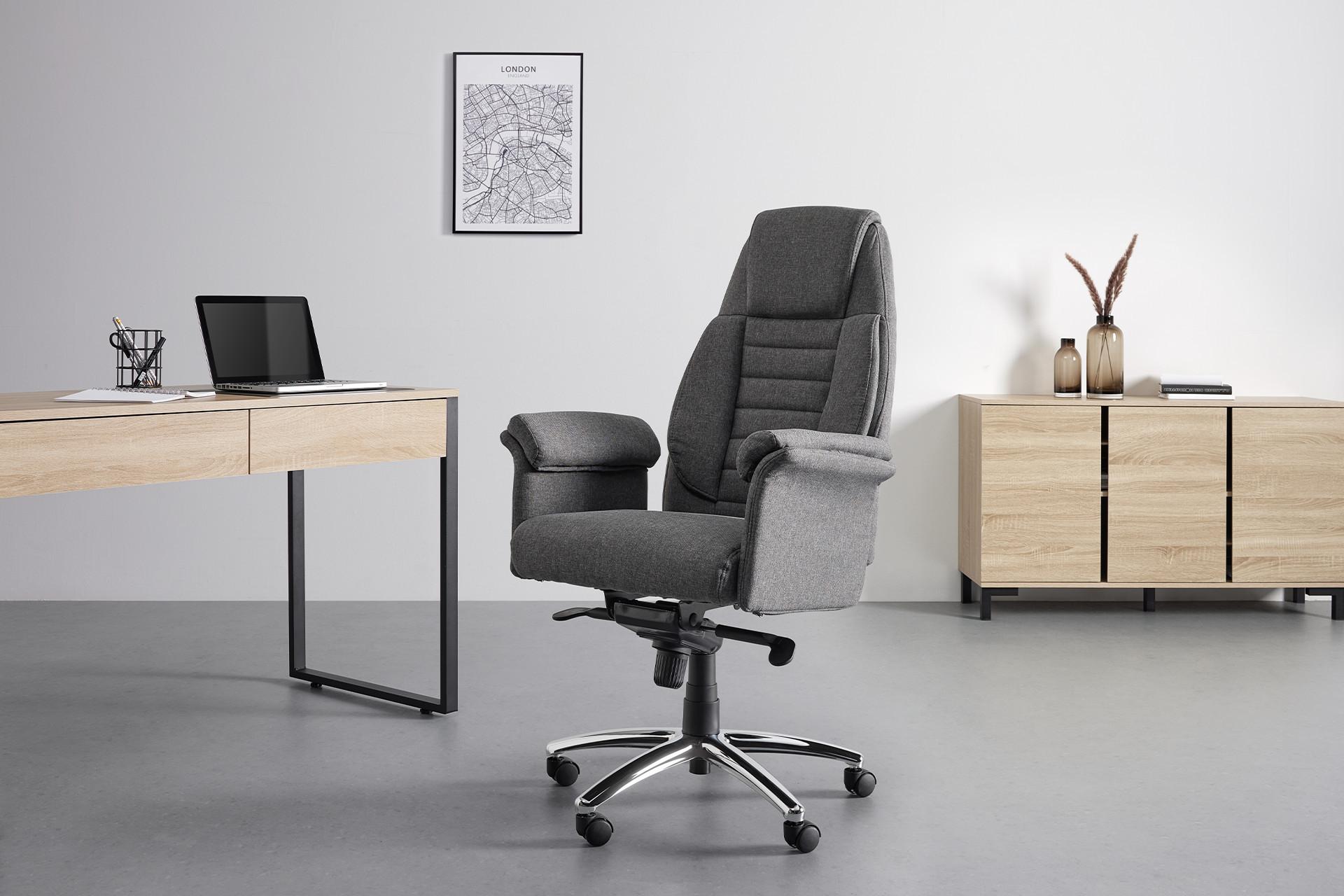 Ergonomischer Chefsessel mit grauem Stoffbezug von moemax.png