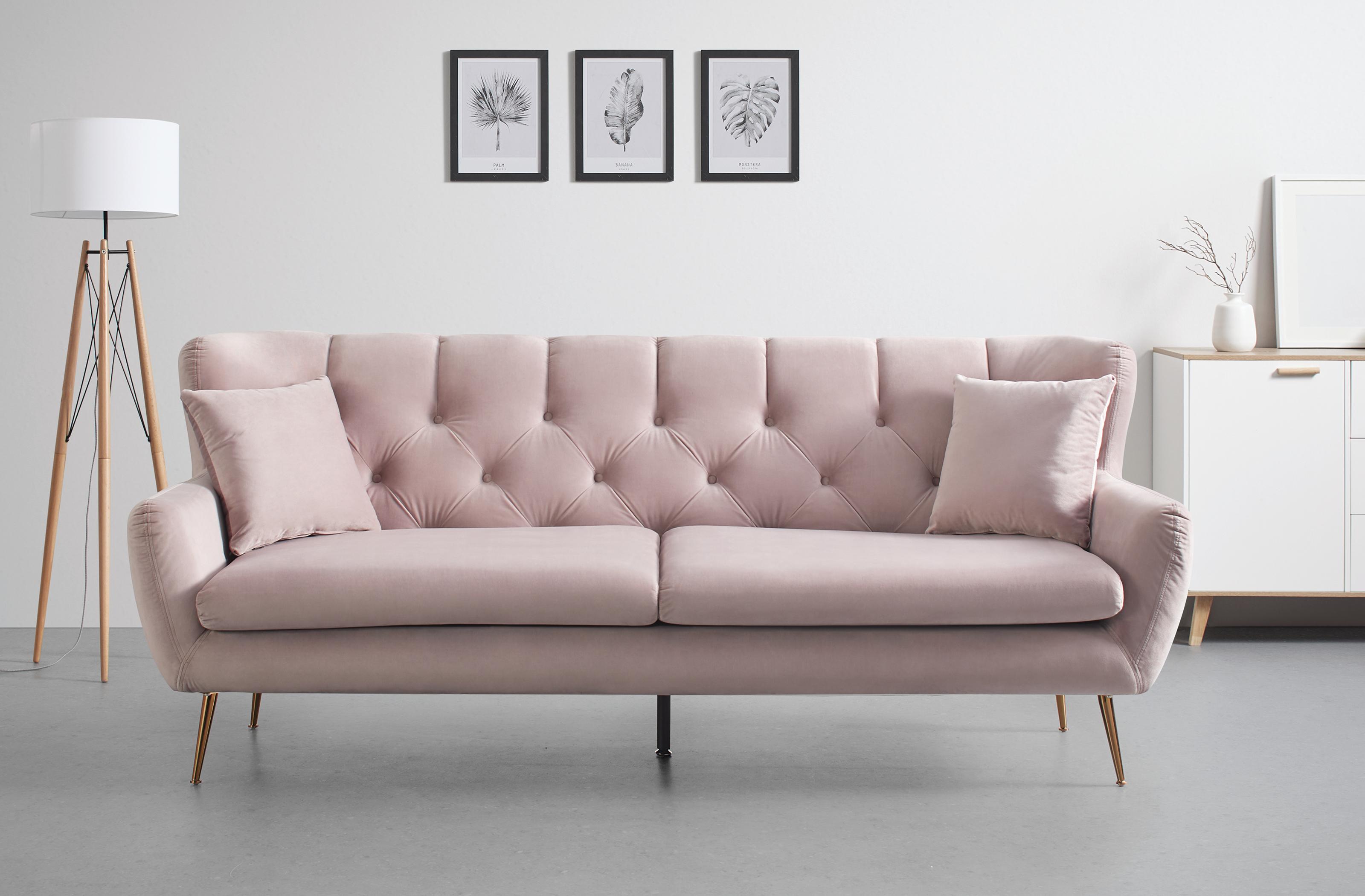 Sofa w kolorze pudrowego różu