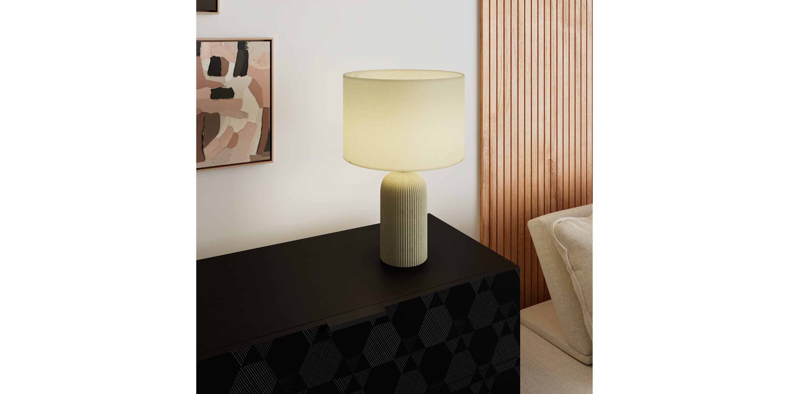 Tischleuchte auf schwarzem Sideboard, eingeschaltet