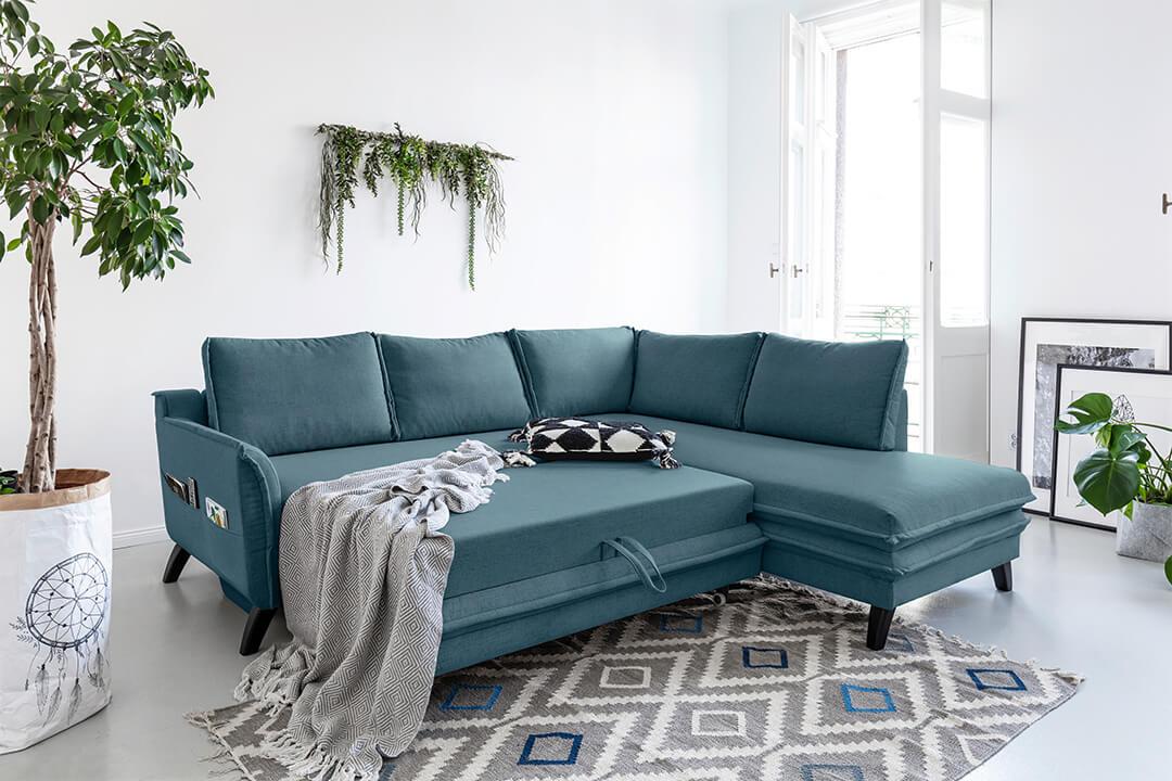 Moderni kotni kavč v modri barvi