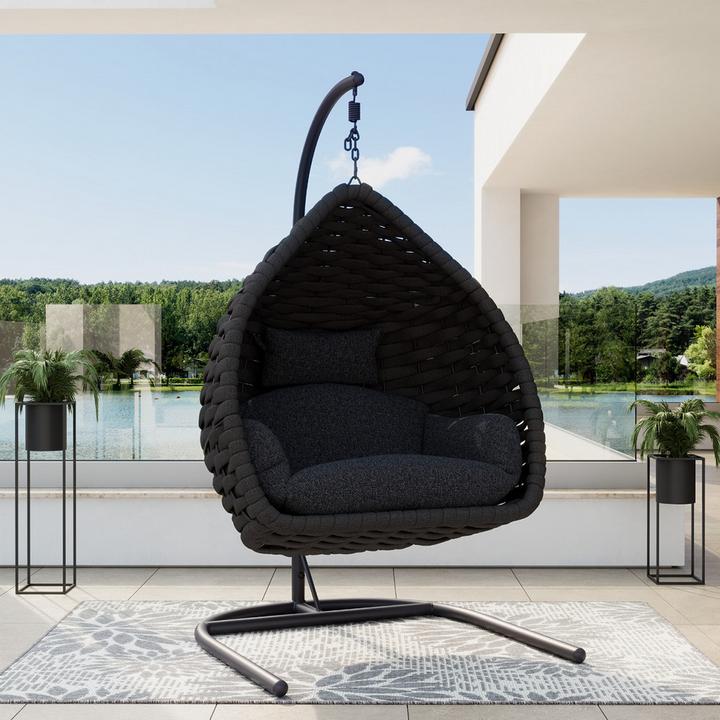 Schwarzer Hängesessel auf grauem Outdoorteppich