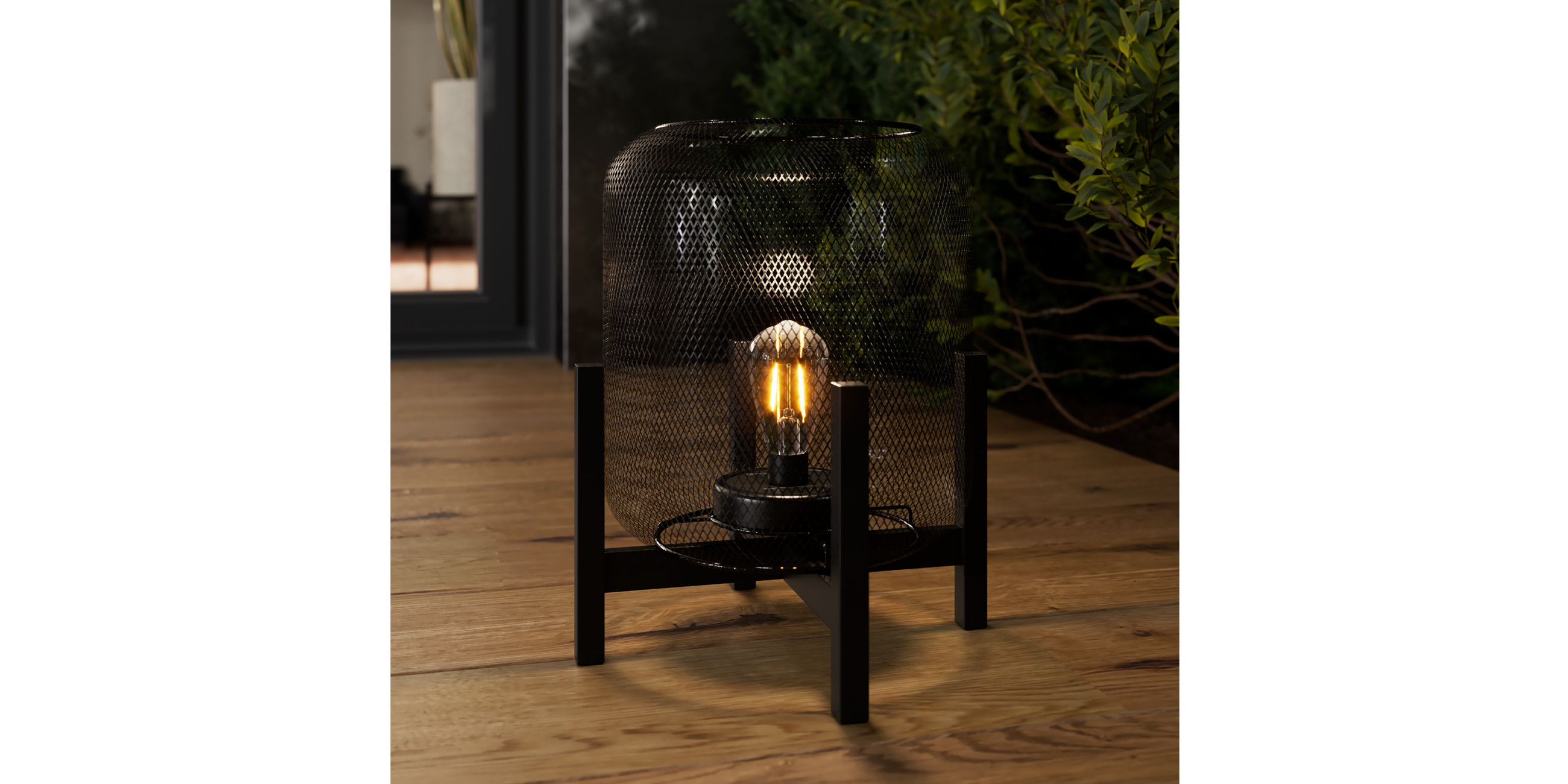 Schwarze Außenleuchte auf Holzboden