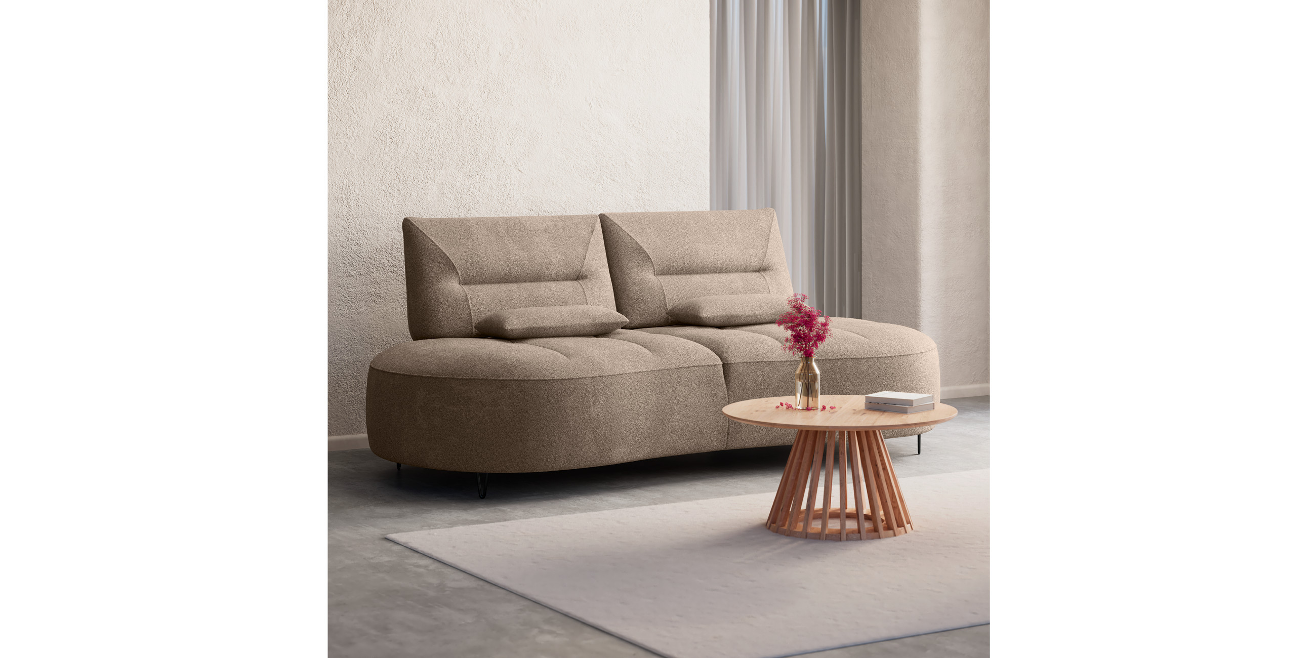 Braunes Sofa mit rundem Couchtisch