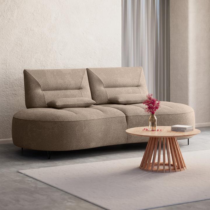 Braunes Sofa mit rundem Couchtisch