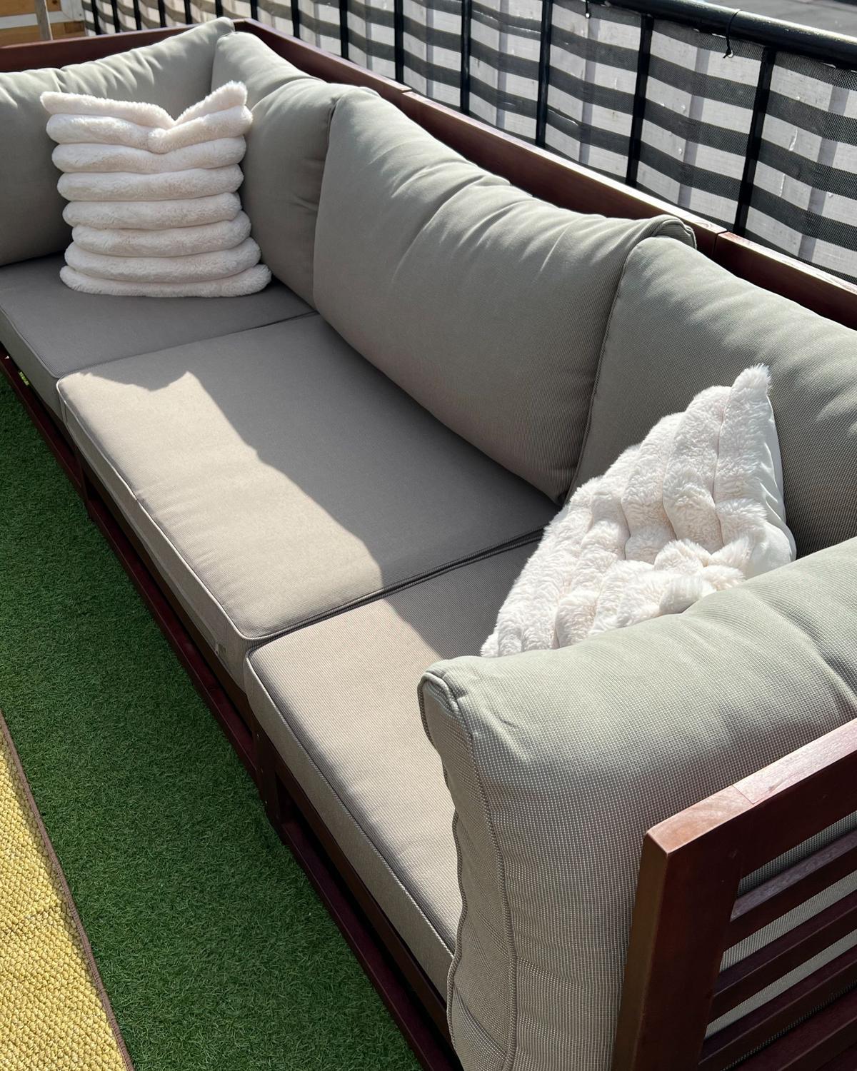 GARTENSOFA 3-Sitzer Akazienholz mahagonibraun Auflagen taupe Trani - Beige/Grau, Holz (235/72/75cm) - Beliani