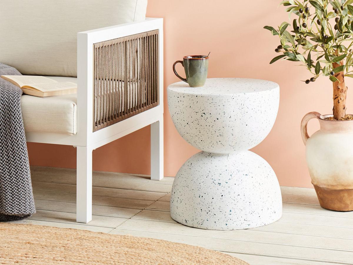 BEISTELLTISCH Beton weiß Terrazzo Optik rund 40 cm Caoria - Blau/Weiß, Stein (40/40/46cm) - Beliani