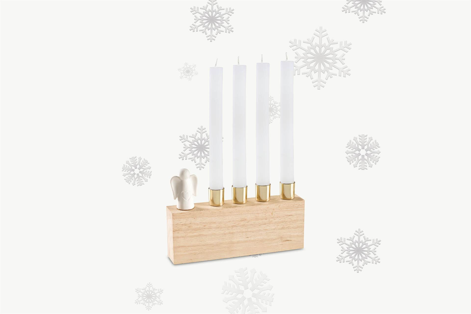 Kerzenständer aus Holz mit weißen Stabkerzen