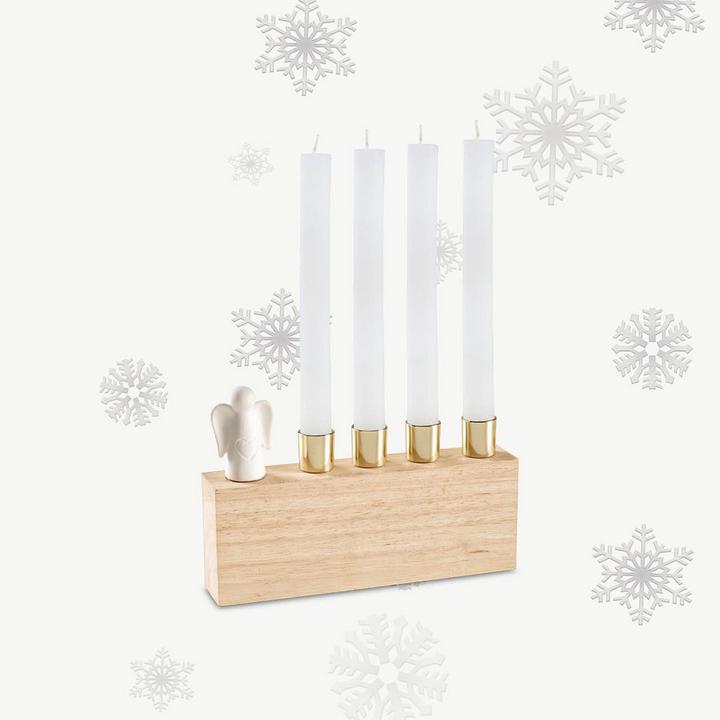 Kerzenständer aus Holz mit weißen Stabkerzen