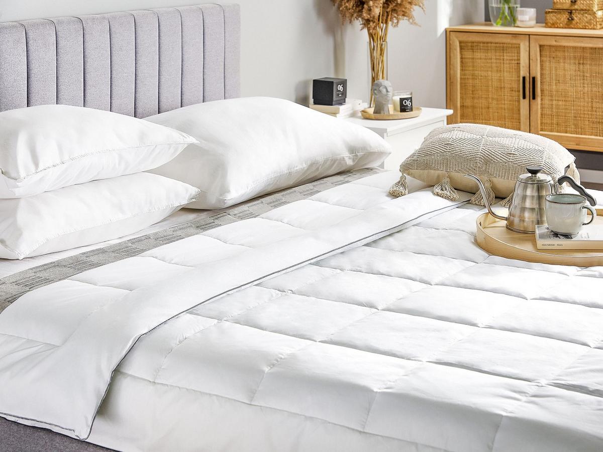 BETTDECKE Mikrofaser Mittelwarm 135/200 cm Koutra - Weiß, Textil (200/135cm) - Beliani